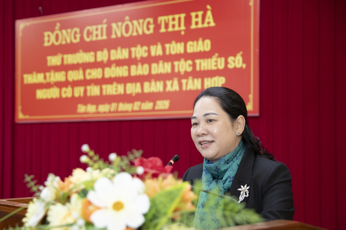 Thứ trưởng Nông Thị Hà thăm, tặng quà Tết đồng bào dân tộc thiểu số tại Lào Cai