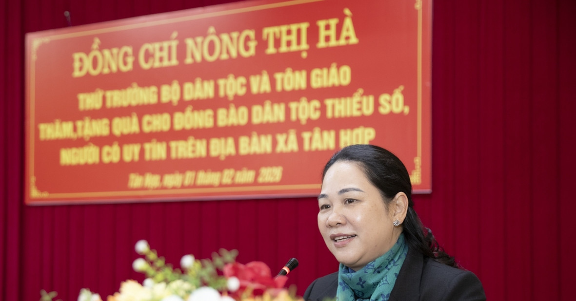 Thứ trưởng Nông Thị Hà thăm, tặng quà Tết đồng bào dân tộc thiểu số tại Lào Cai