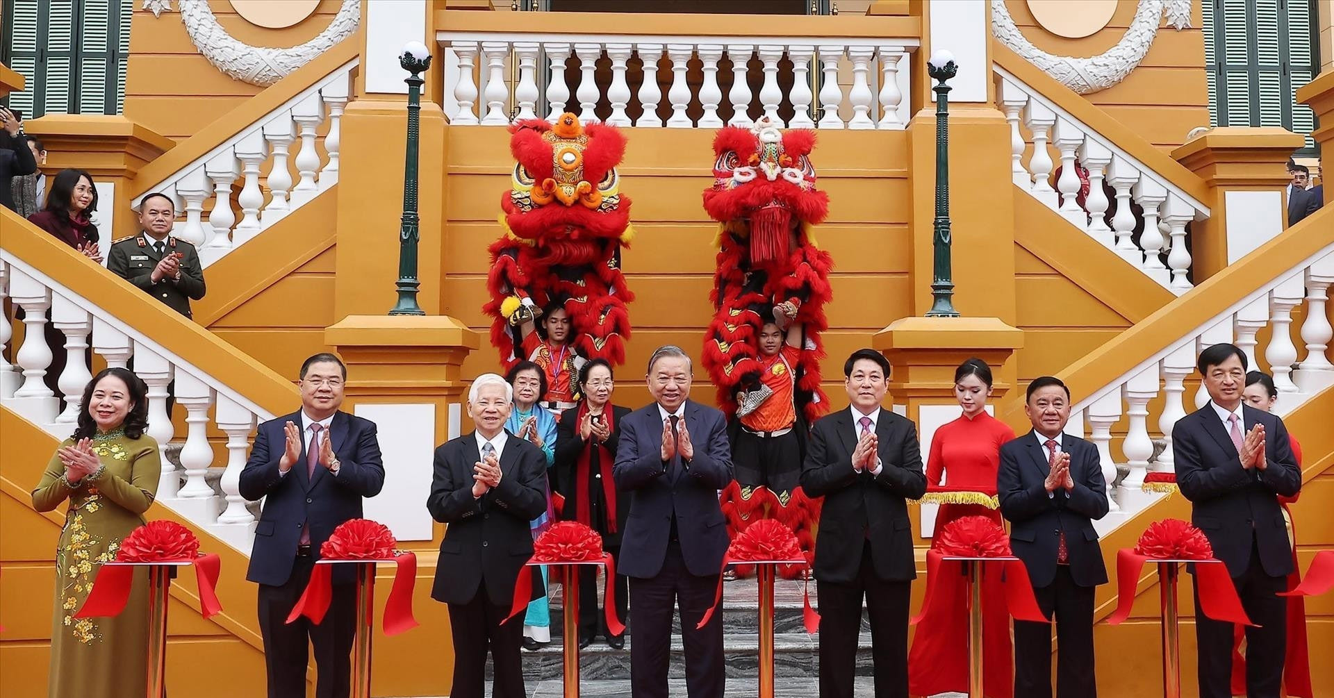 Tổng Bí thư và Chủ tịch nước cắt băng khánh thà...