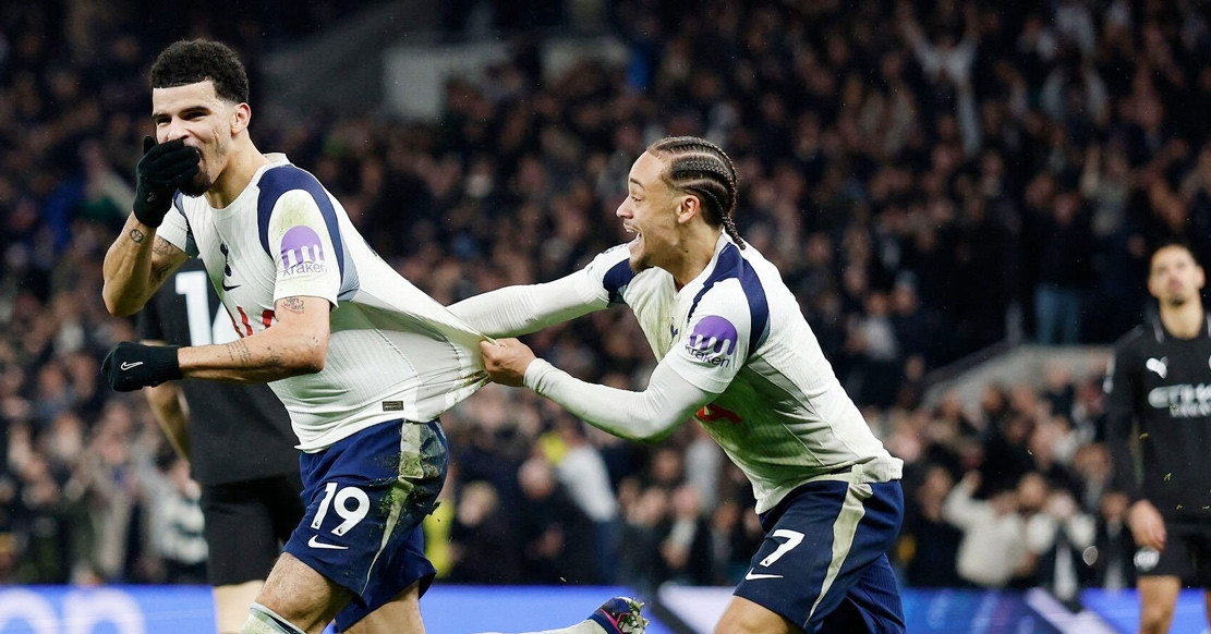 Man City đánh rơi chiến thắng, Arsenal reo vui