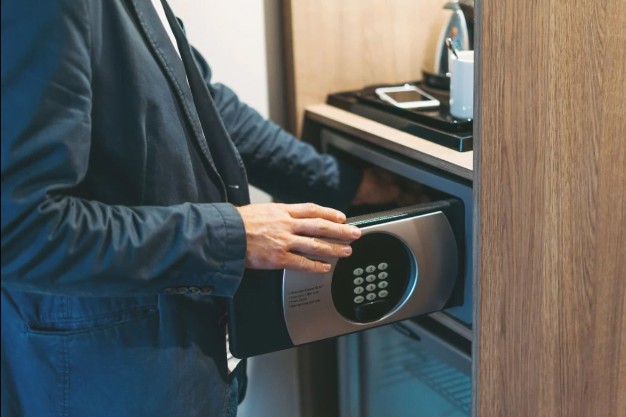 Vì sao du khách nên để một chiếc giày vào két an toàn ở khách sạn?