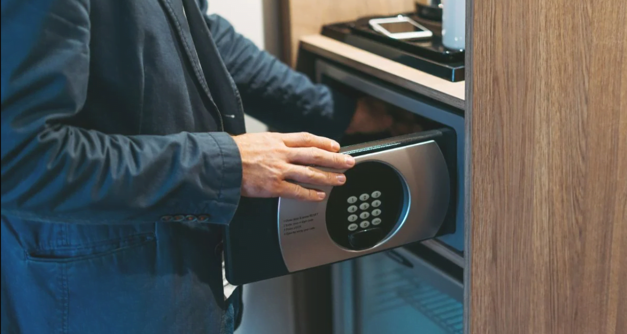 Vì sao du khách nên để một chiếc giày vào két an toàn ở khách sạn?