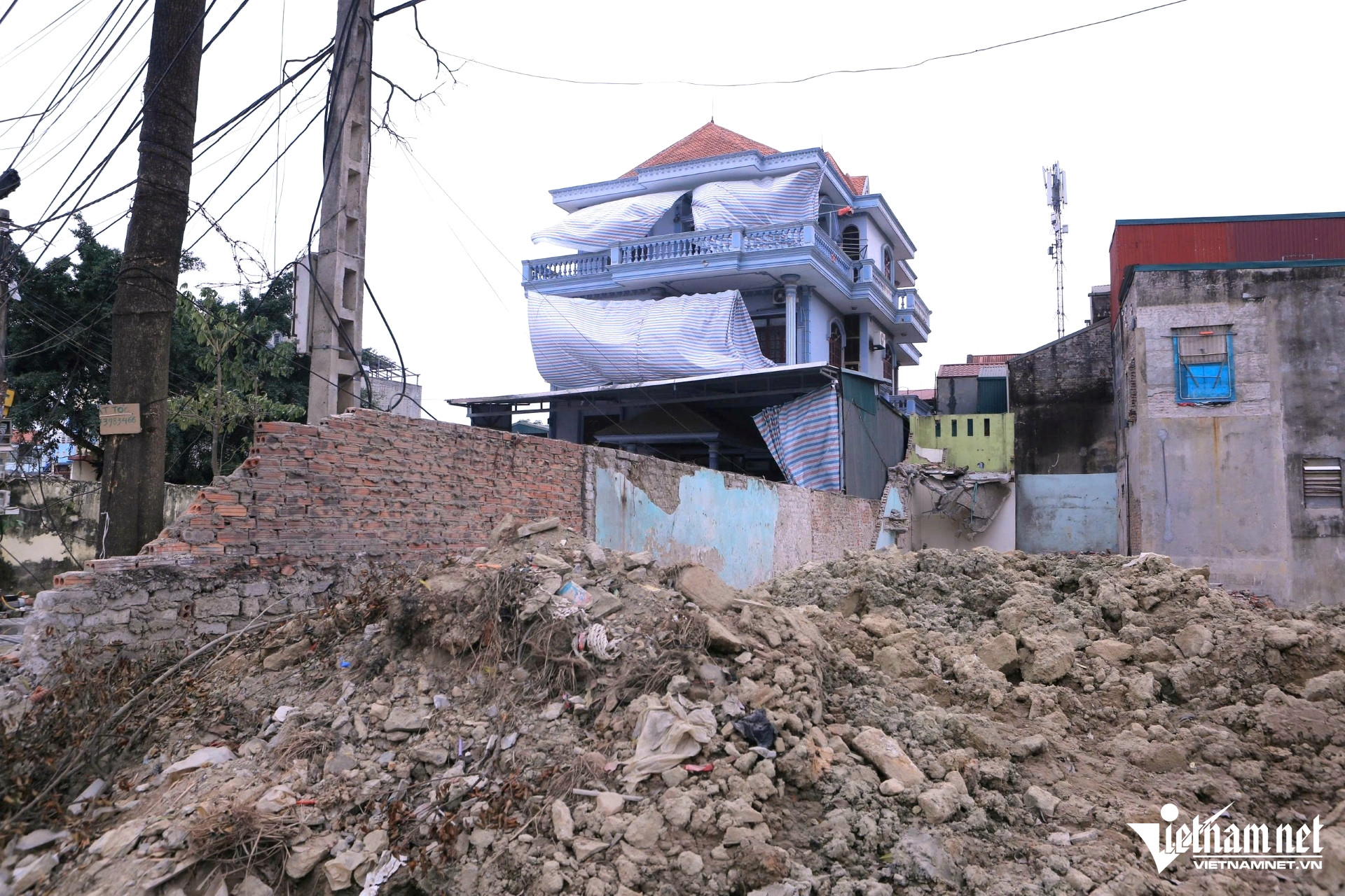 W-a5Phá dỡ hàng trăm căn nhà.jpg
