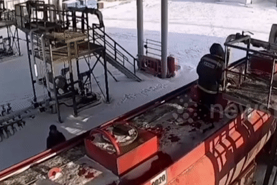 Xe bồn phát nổ kinh hoàng khi đang tiếp nhiên liệu tại trạm xăng