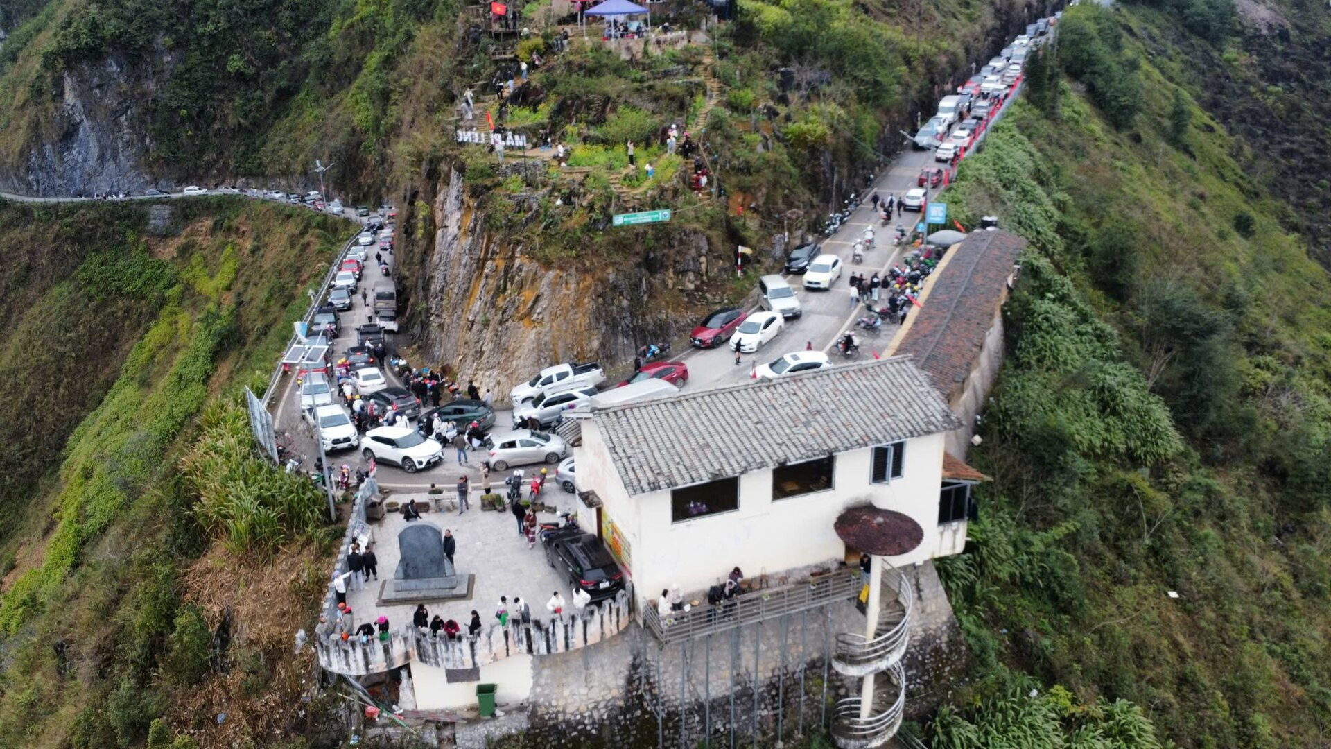 Tắc đường tại khu vực trạm Mèo Vạc.