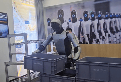 Mục sở thị robot Trung Quốc làm việc 24/7, tự thay pin, kể chuyện cho trẻ em