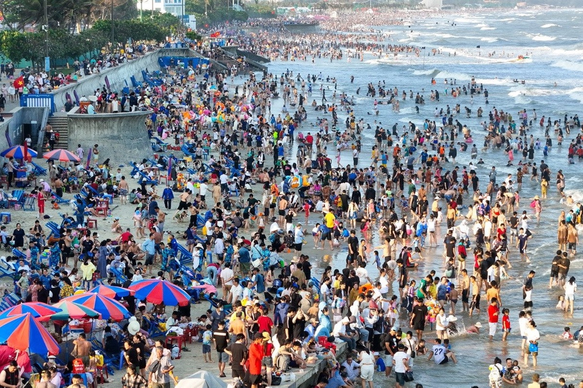 Biển Vũng Tàu chật kín chiều mùng 4 Tết, khách đổ về tăng đột biến 66.000 lượt