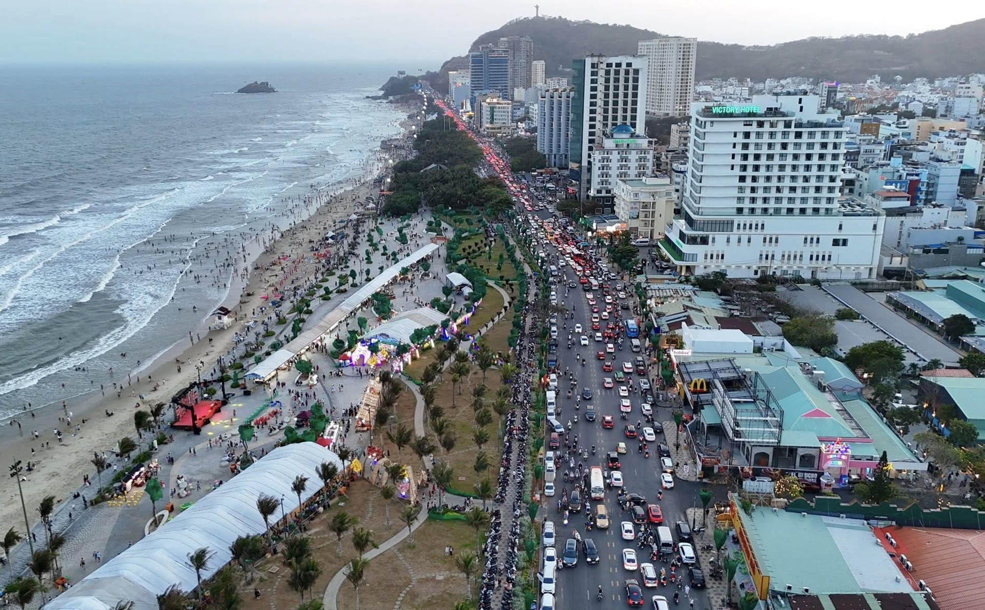 Biển Vũng Tàu chật kín chiều mùng 4 Tết, khách đổ về tăng đột biến 66.000 lượt.jpg