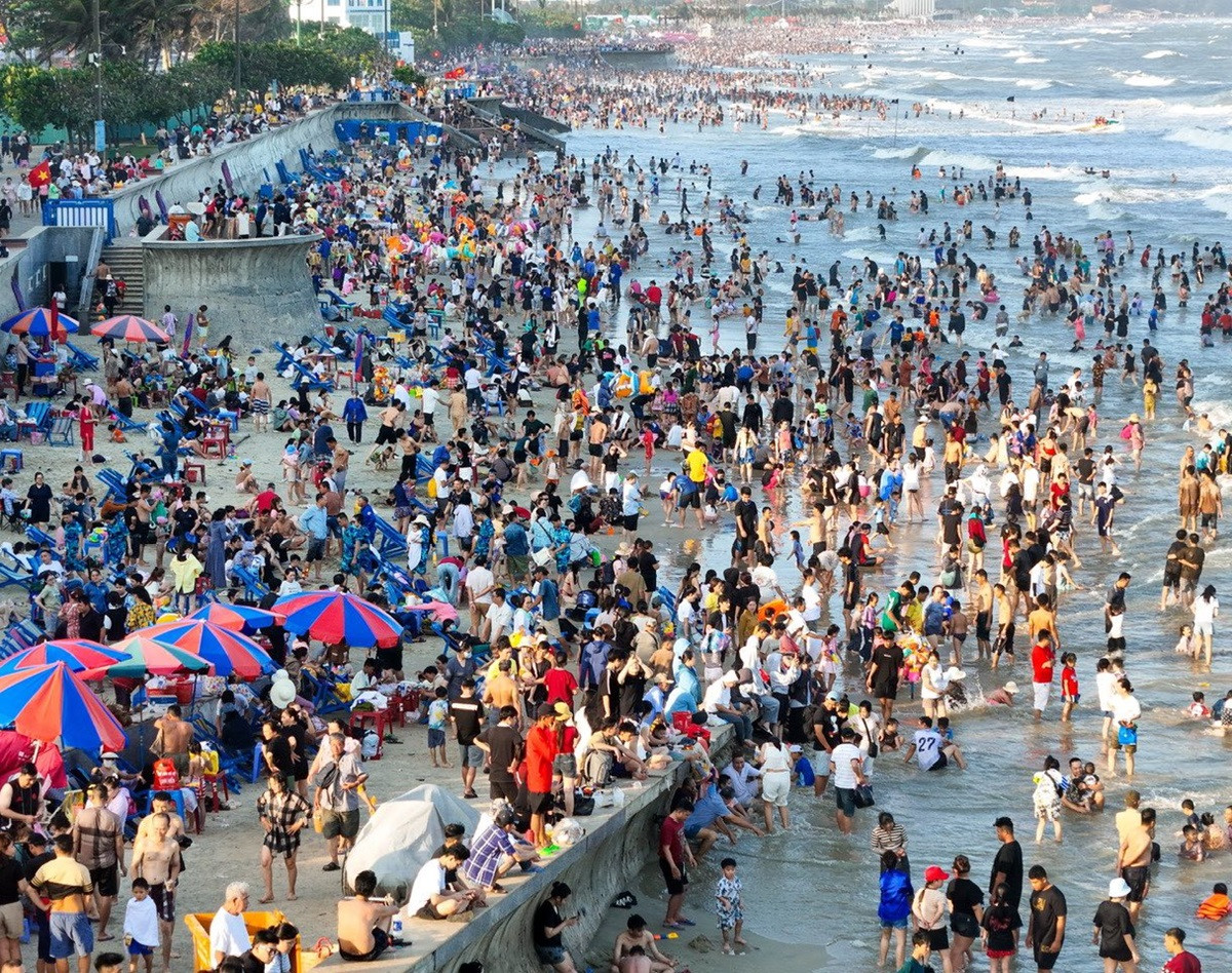 Biển Vũng Tàu chật kín chiều mùng 4 Tết, khách đổ về tăng đột biến 66.000 lượt..jpg