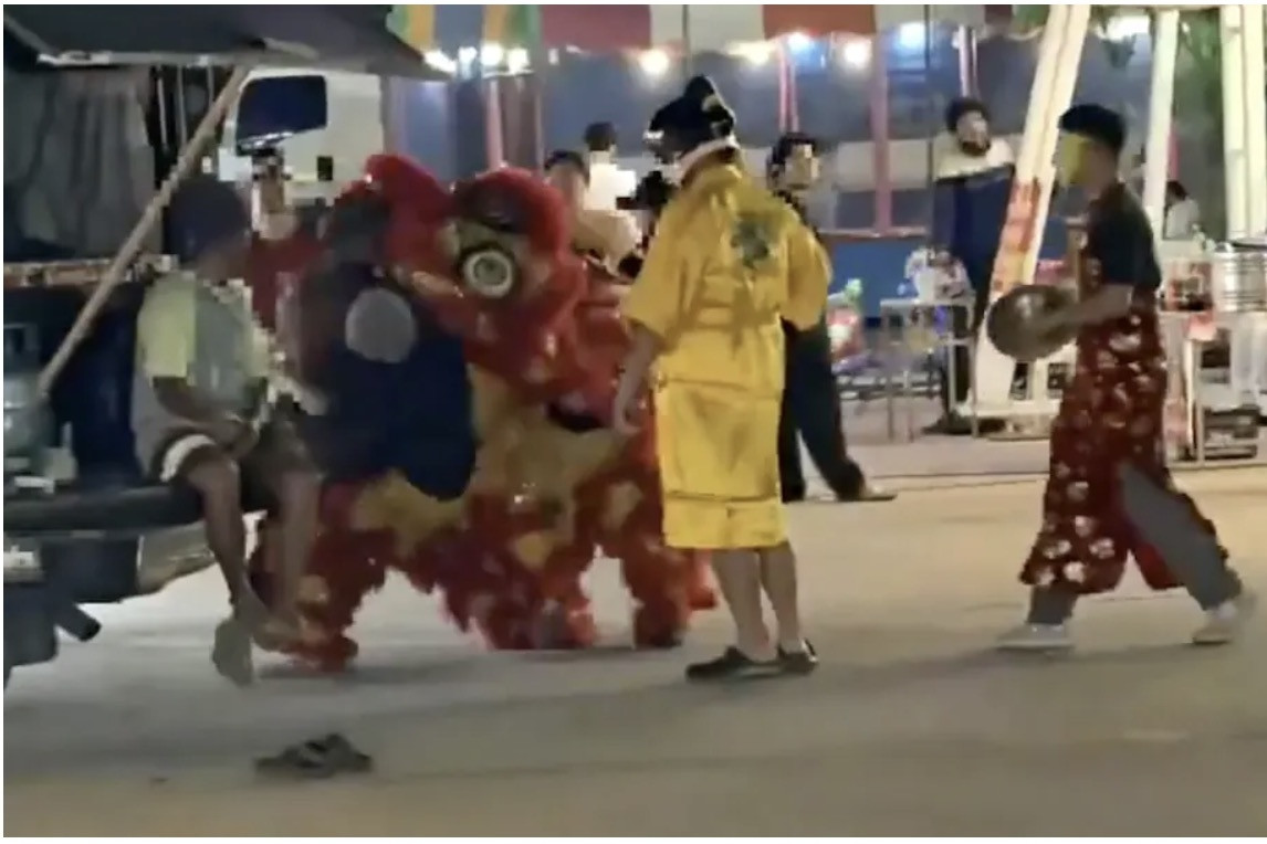 Cảnh sát Thái Lan cải trang thành đội múa lân để bắt kẻ gian