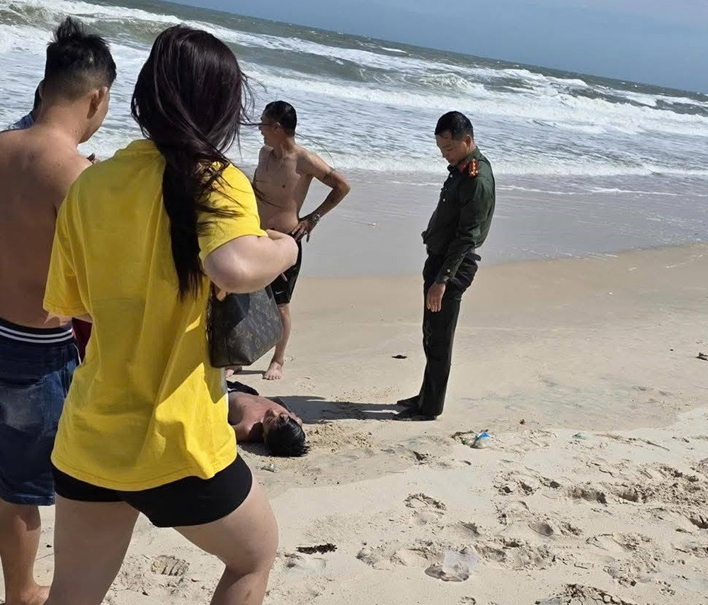 Đại úy công an lao xuống biển động, cứu 2 cháu bé bị sóng cuốn ở lâm đồng.jpg