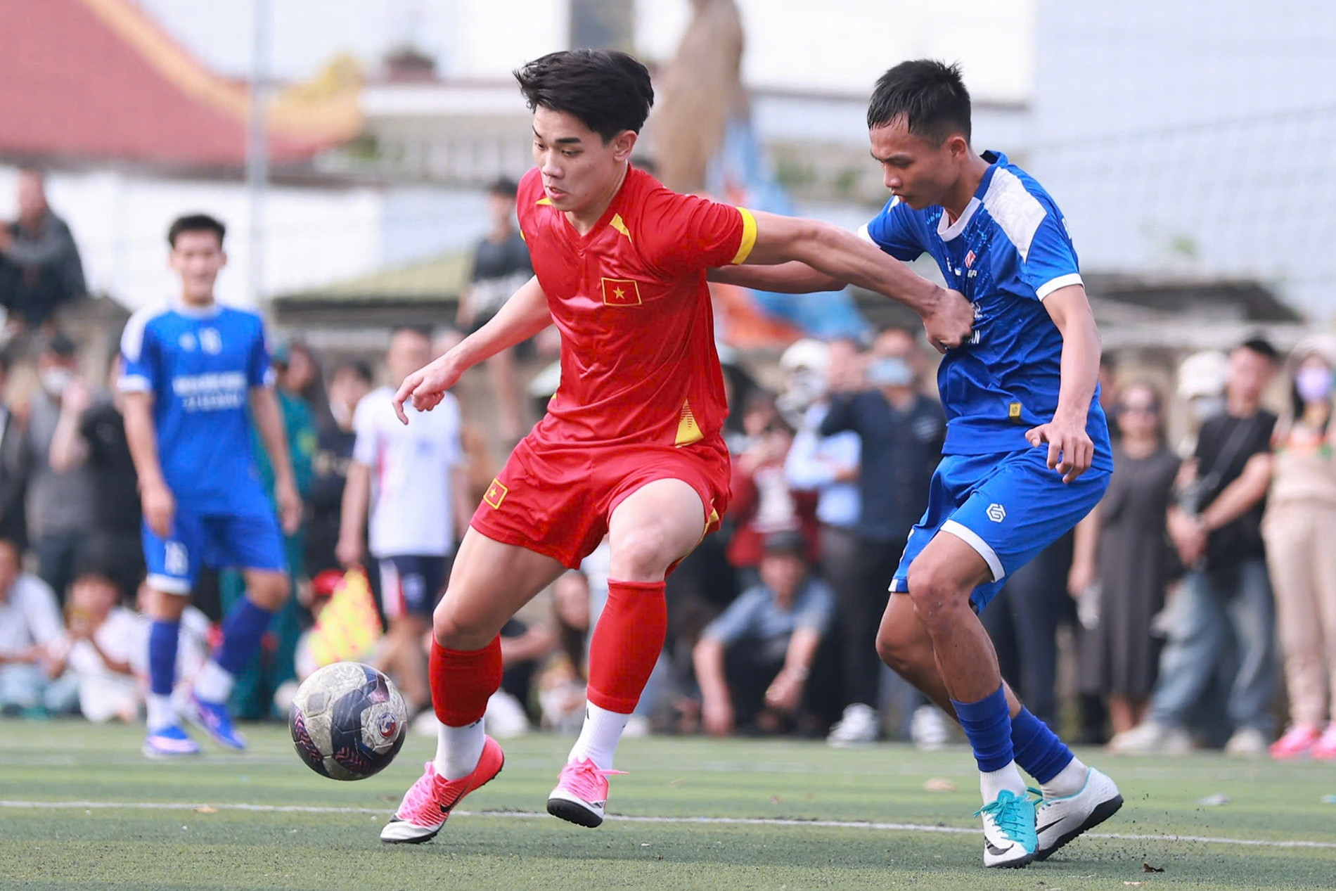 Đình Bắc ghi 4 bàn thắng, làm điều cực ý nghĩa ở quê nhà