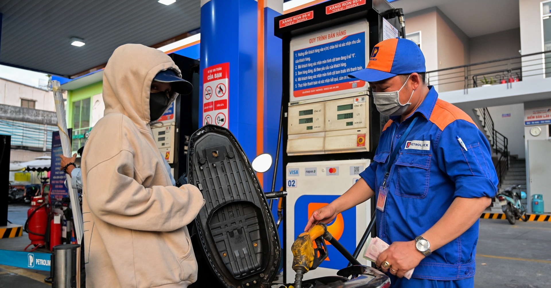 Giá xăng quay đầu giảm, dầu tăng ngay đầu năm mới