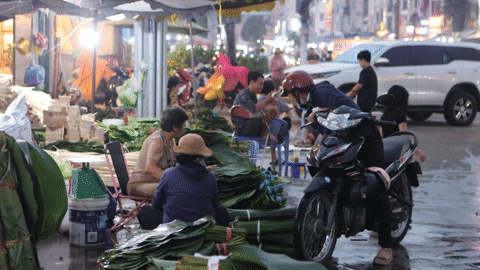 Cảnh tượng khác lạ tại chợ lá dong lớn nhất TPHCM, mỗi năm chỉ bán một lần