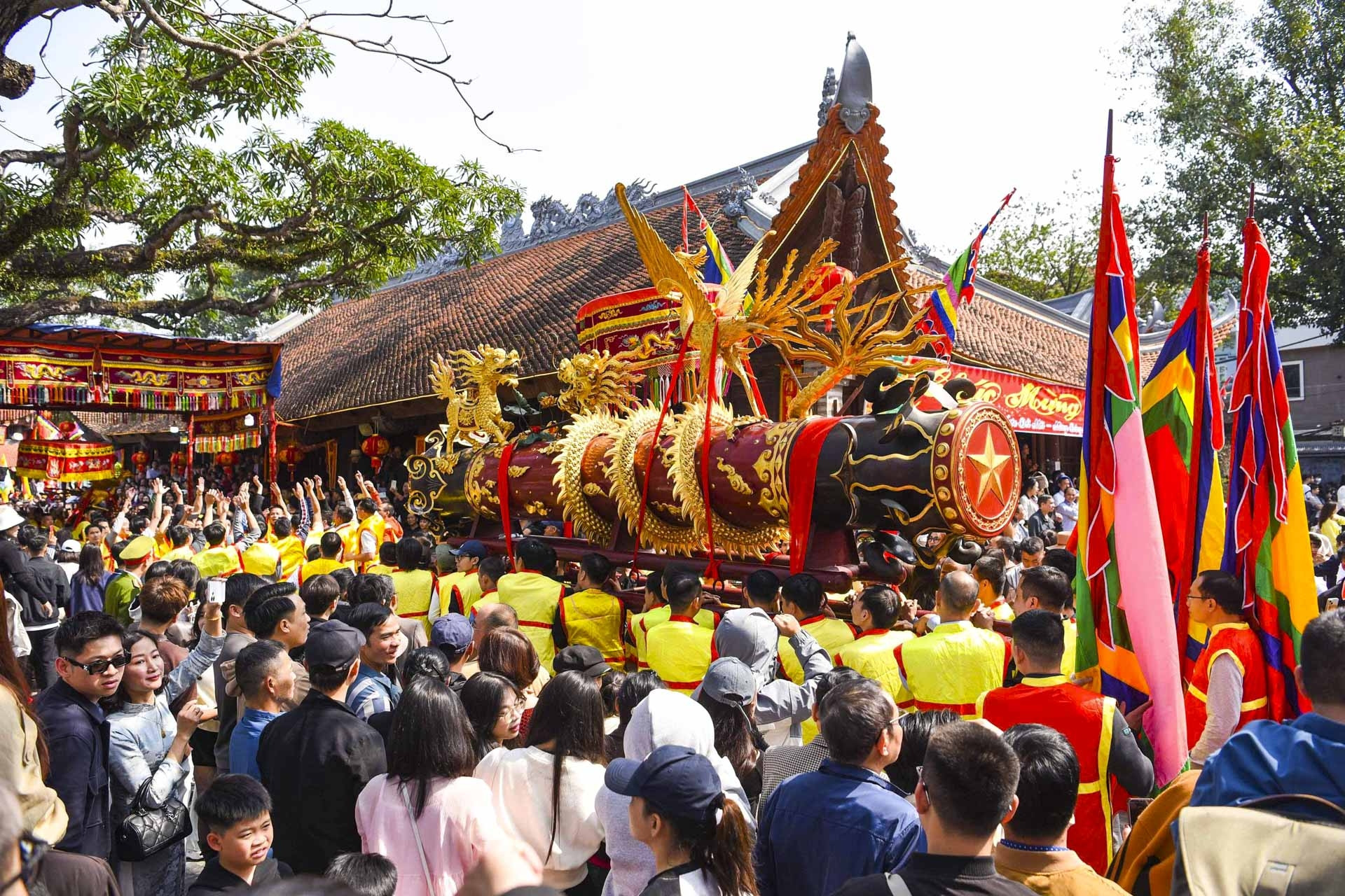 Hàng nghìn người trảy hội rước pháo Đồng Kỵ đầu xuân