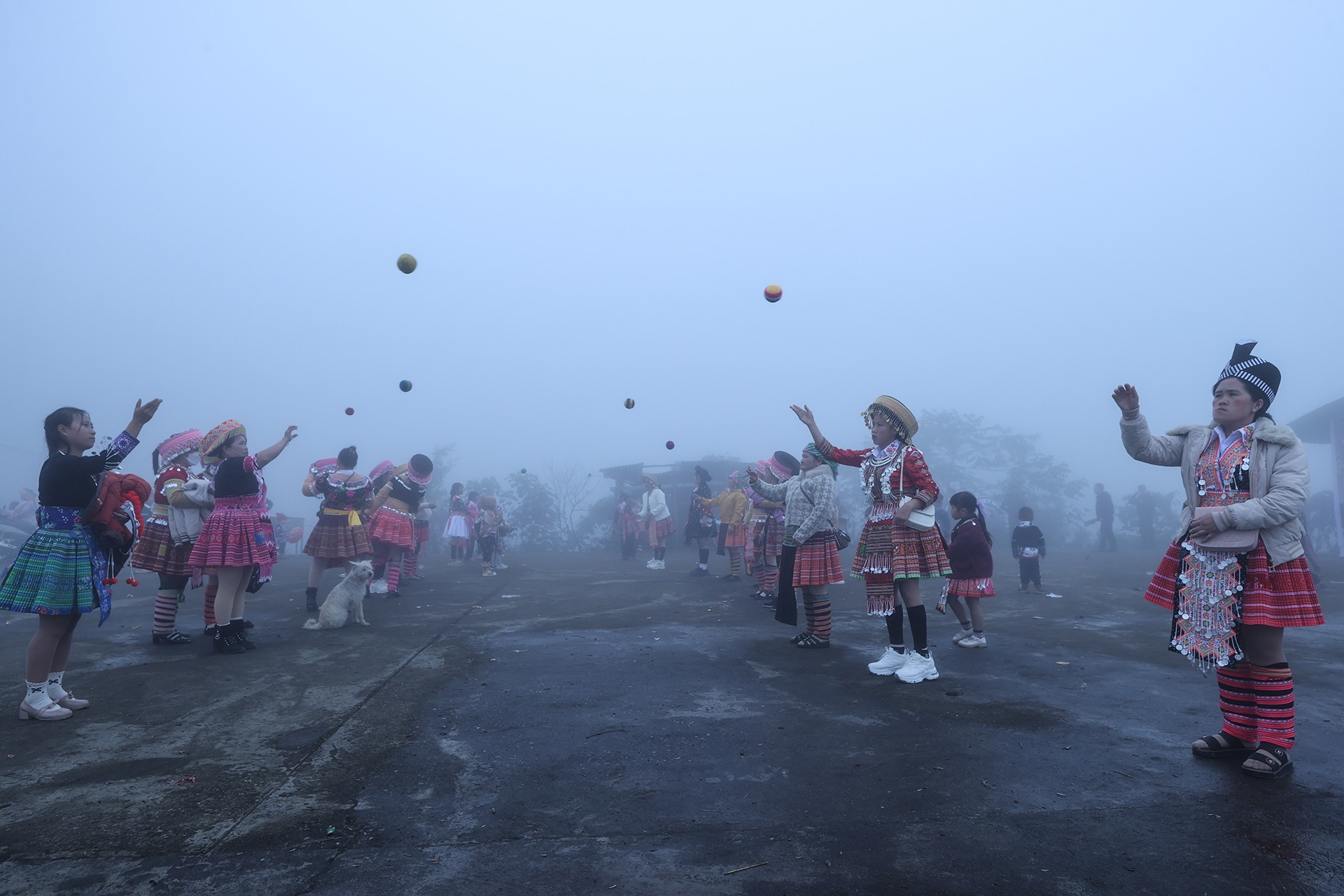 Hình ảnh hội xuân của người Mông ẩn hiện giữa tầng mây
