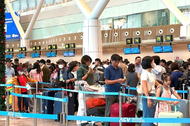 Hơn 170.000 khách 'đổ bộ', sân bay Tân Sơn Nhất lập đỉnh ngày mùng 4 Tết