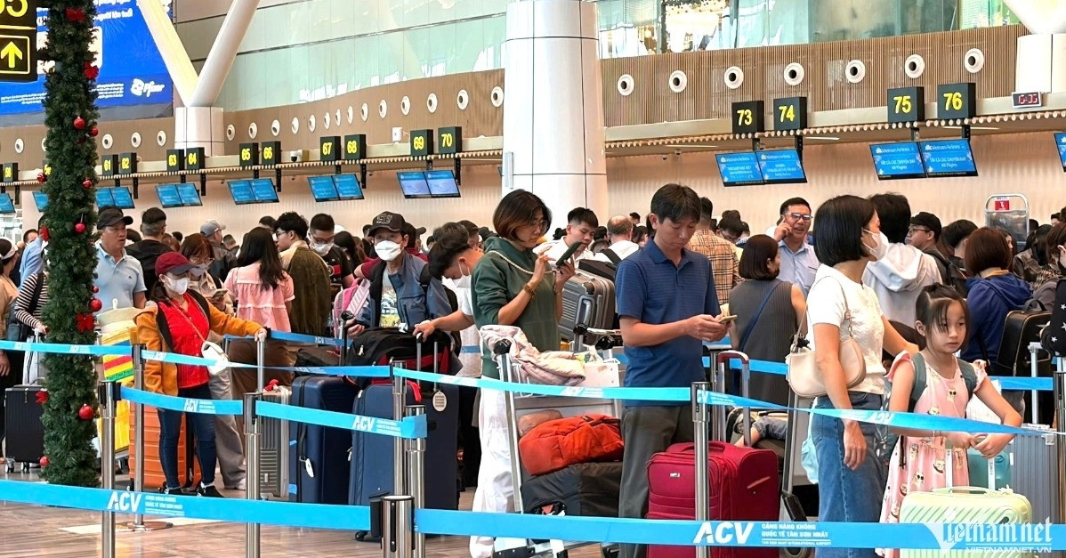 Hơn 170.000 khách &amp;apos;đổ bộ&amp;apos;, sân bay Tân Sơn Nhất lập đỉnh ngày mùng 4 Tết