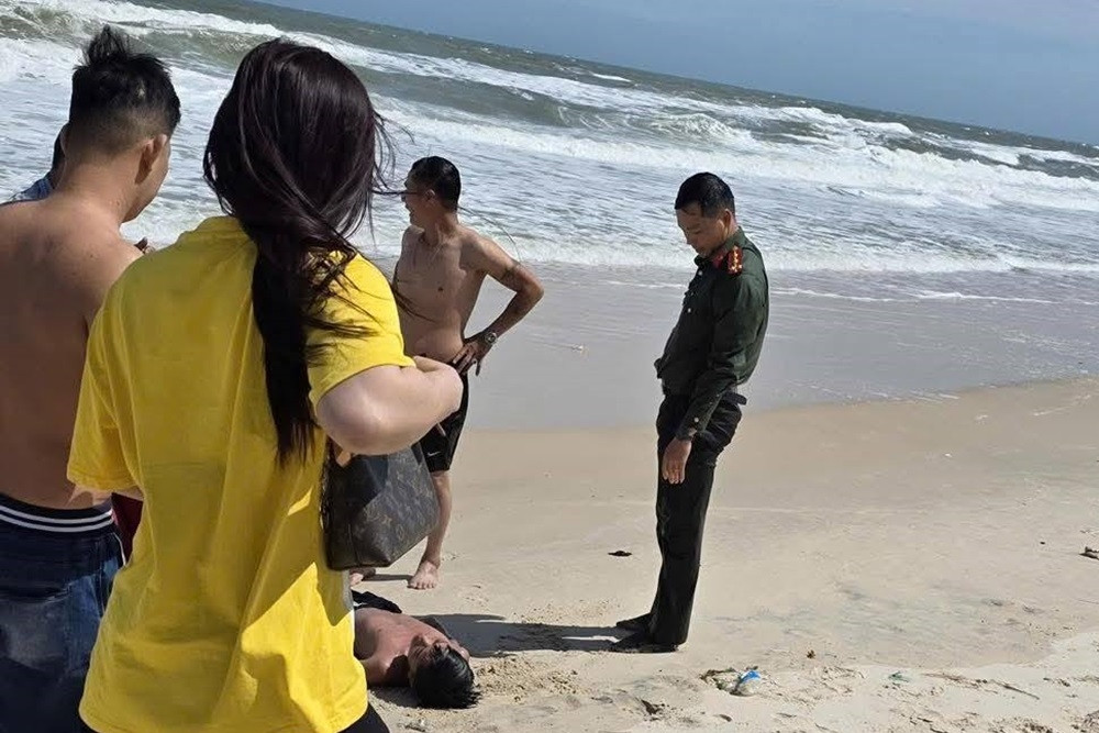 Quên mình giữa biển động, đại úy công an cứu sống 2 cháu nhỏ