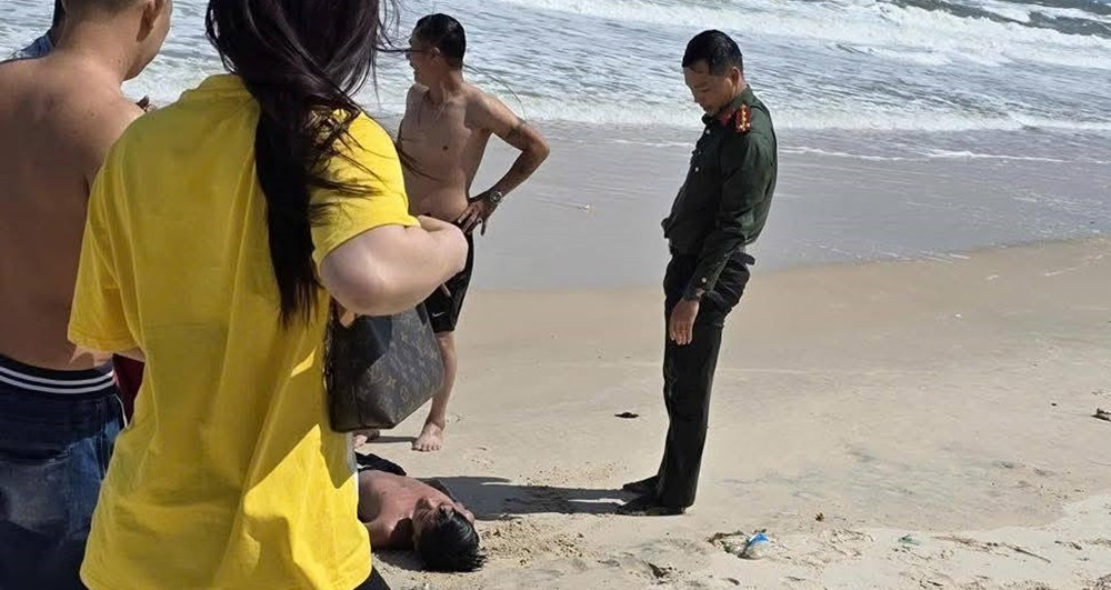 Quên mình giữa biển động, đại úy công an cứu sống 2 cháu nhỏ