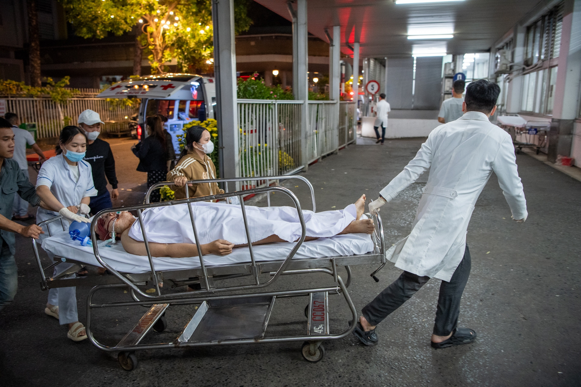 Liên tiếp các ca vào Khoa Cấp cứu Bệnh viện Chợ Rẫy đêm mùng 3 Tết