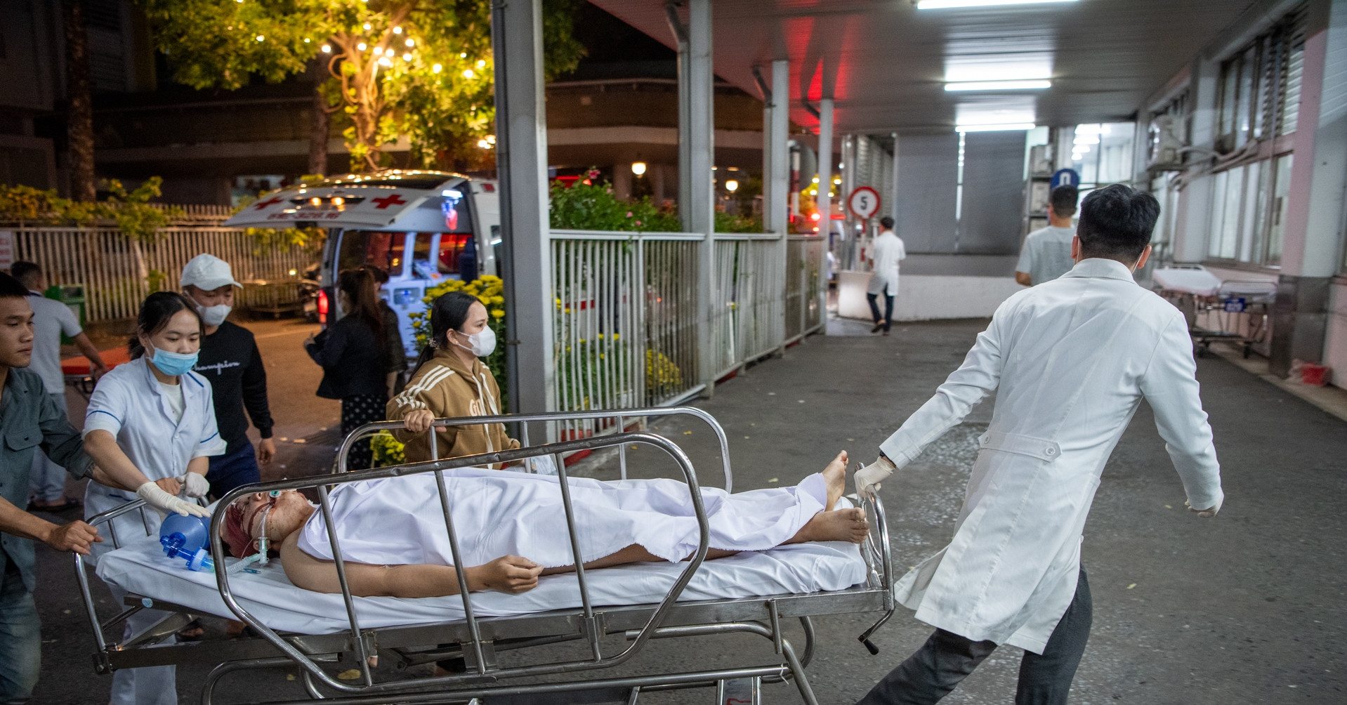 Liên tiếp các ca cấp cứu nhập viện Chợ Rẫy đêm mùng 3 Tết