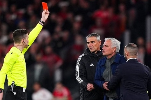 Mourinho bị nghi ngờ cố tình ăn thẻ đỏ để ‘né’ tái đấu Real Madrid