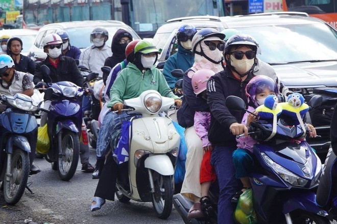 'Né' kẹt xe, người dân miền Tây trở lại TPHCM sớm từ mùng 4 Tết