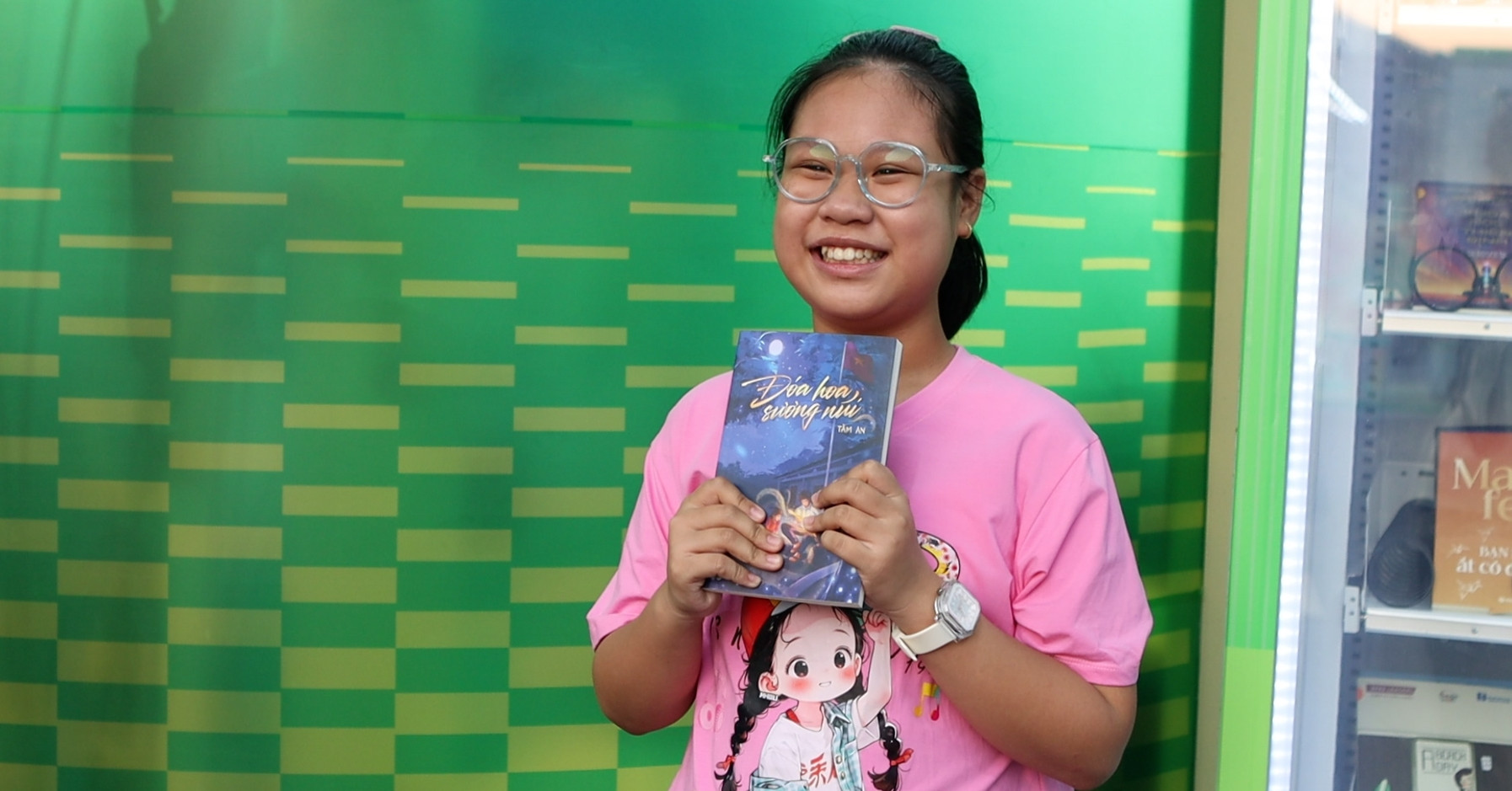 Người dân TPHCM xếp hàng dài nhận lì xì ‘không mệnh giá’ tại ATM sách