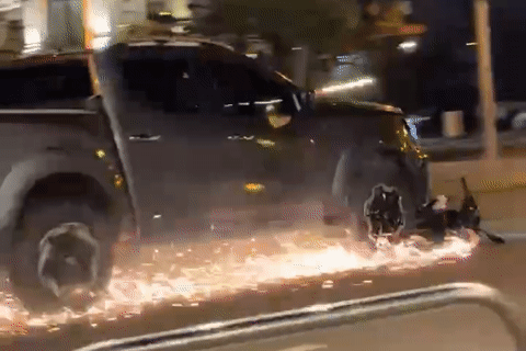 Lâm Đồng: Ô tô bán tải kéo lê xe máy gần 1km, một người tử vong