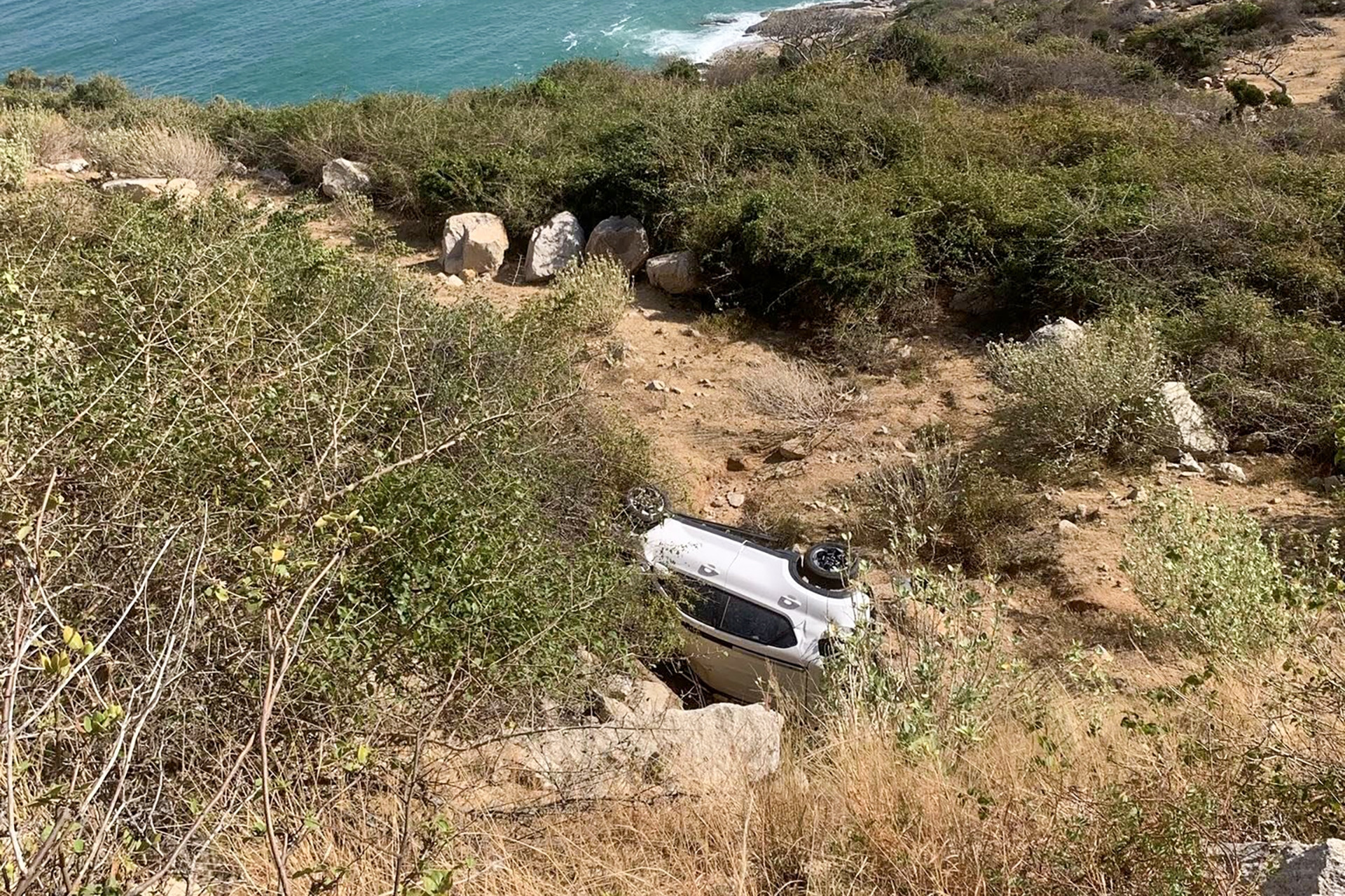  Ô tô chở ba người va chạm xe máy, lộn nhiều vòng rồi rơi xuống vực 