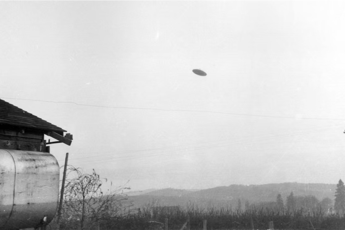 Ông Trump hứa công bố mọi hồ sơ về người ngoài trái đất, đĩa bay