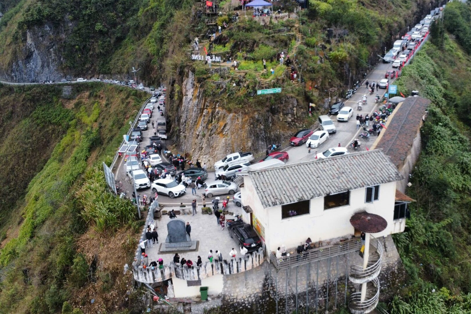 Biển người đổ bộ phố cổ Hội An, chờ mỏi chân mới có ảnh check-in Tắc đường, cháy phòng ở Tuyên Quang, chủ homestay mở kho cho khách ngủ miễn phí