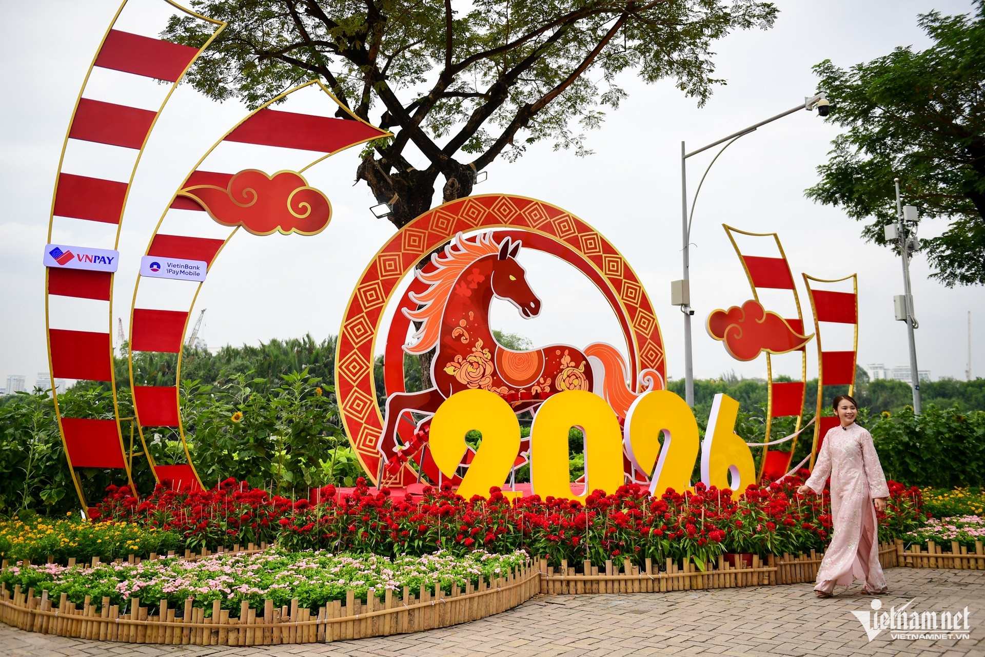 Tết vẫn còn khi mỗi người còn dừng lại giữa bộn bề