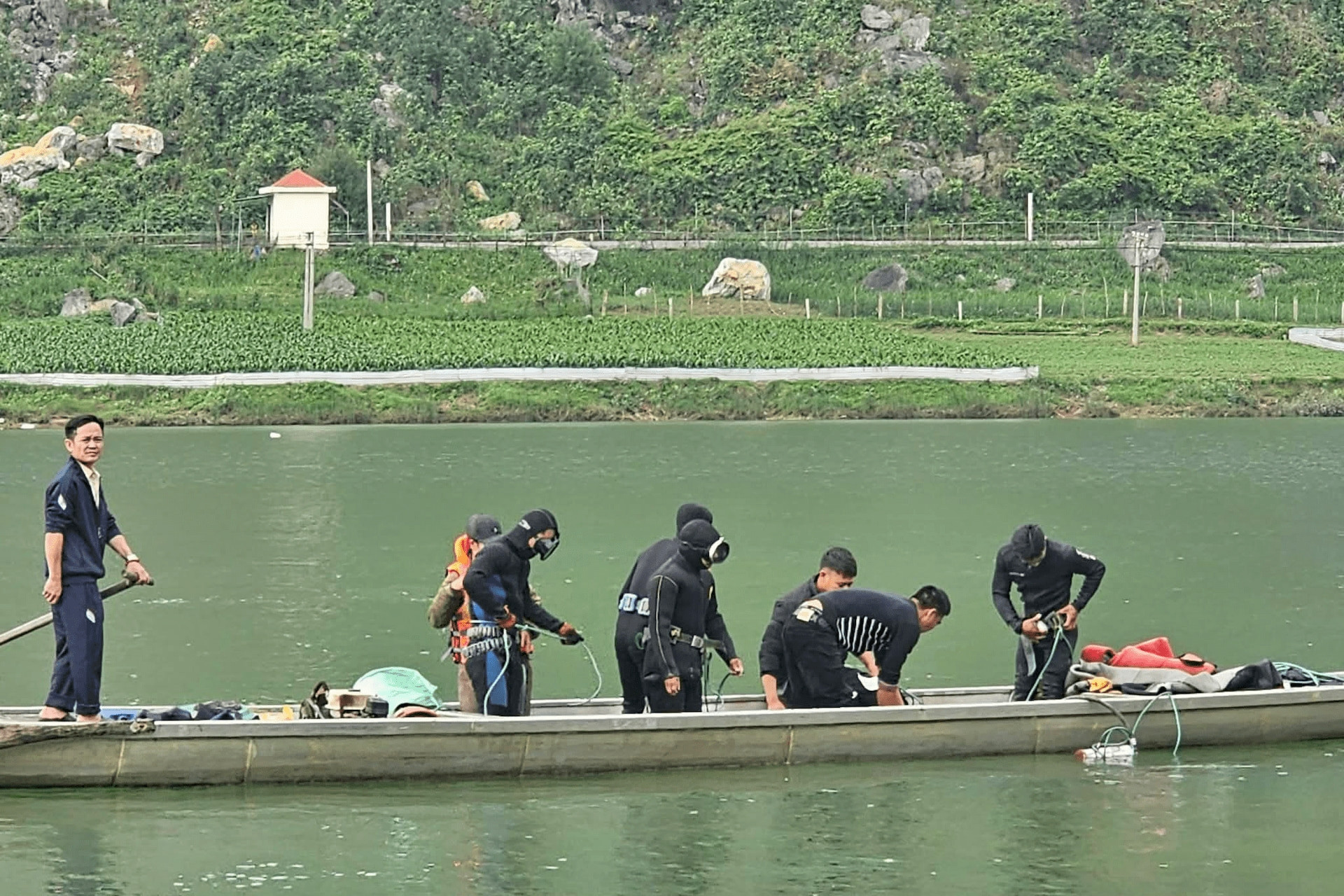 Vụ lật thuyền chở cả gia đình trên sông Gianh: Đã tìm thấy thi thể người ông