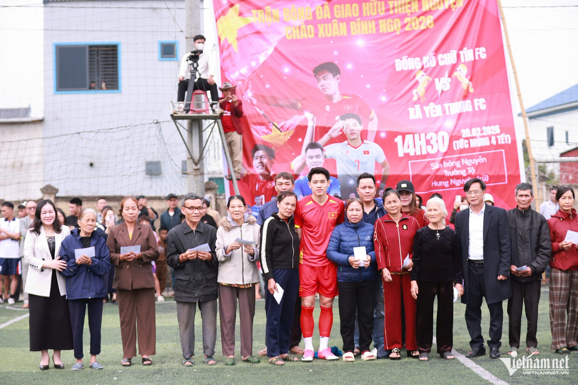 Đình Bắc ghi 4 bàn thắng, làm điều cực ý nghĩa ở quê nhà W-dinh bac 6.jpg