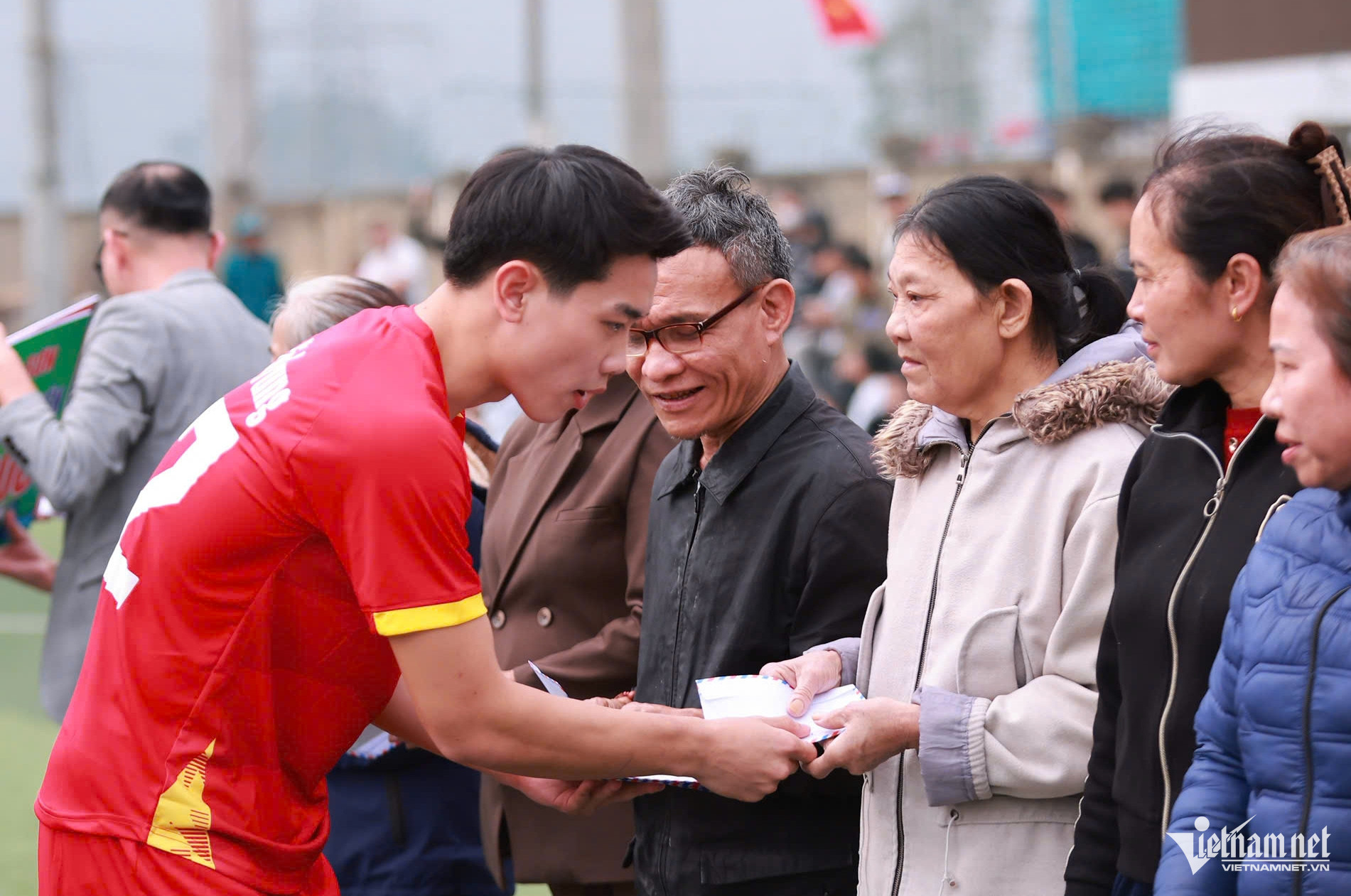 Đình Bắc ghi 4 bàn thắng, làm điều cực ý nghĩa ở quê nhà W-dinh bac 7.jpg