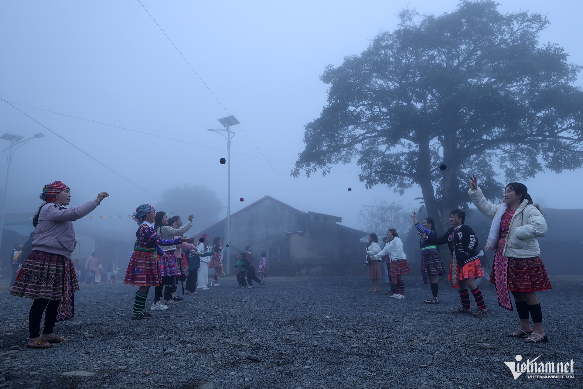 W-Hoi xuan Suoi Giang 2.jpg