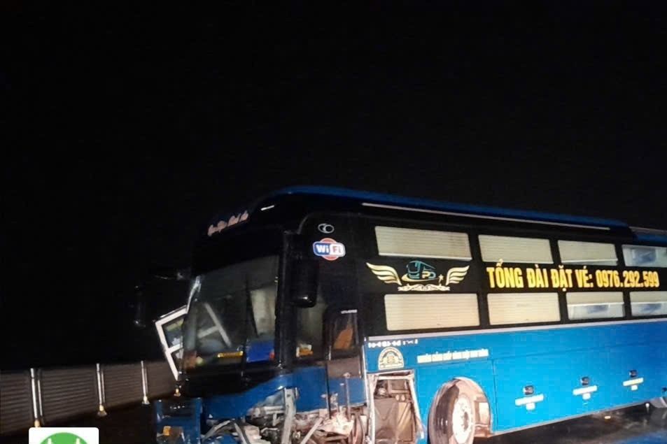 Xe khách tông ô tô con trên cao tốc Hàm Nghi - Vũng Áng