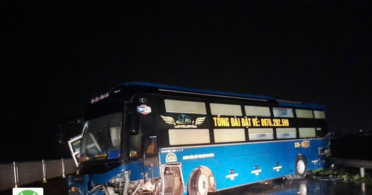 Xe khách tông ô tô con trên cao tốc Hàm Nghi - Vũng Áng