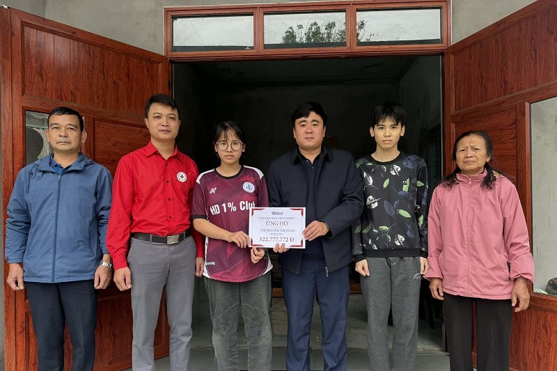 Báo VietNamNet trao hơn 522 triệu đồng đến chị Nguyễn Thị Oanh bị ung thư