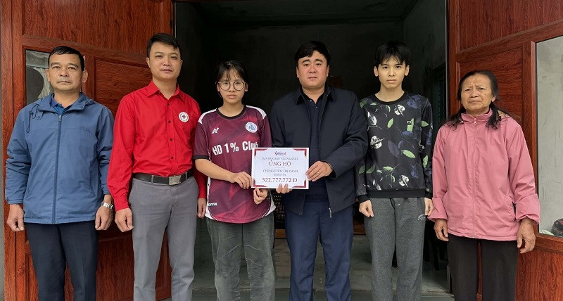 Báo VietnamNet trao hơn 522 triệu đồng hỗ trợ chị Nguyễn Thị Oanh chiến đấu ung thư