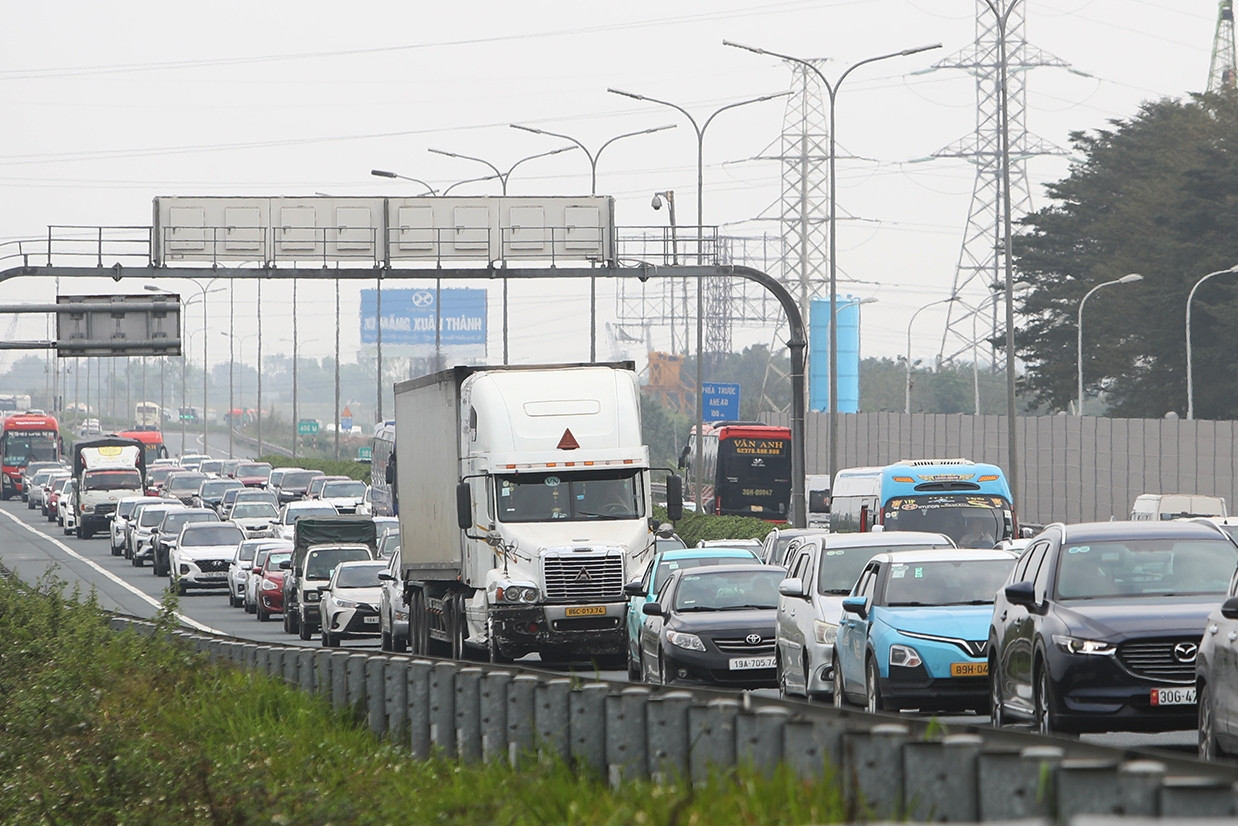 Chưa hết nghỉ Tết, cửa ngõ Hà Nội đã đông đúc phương tiện trở lại