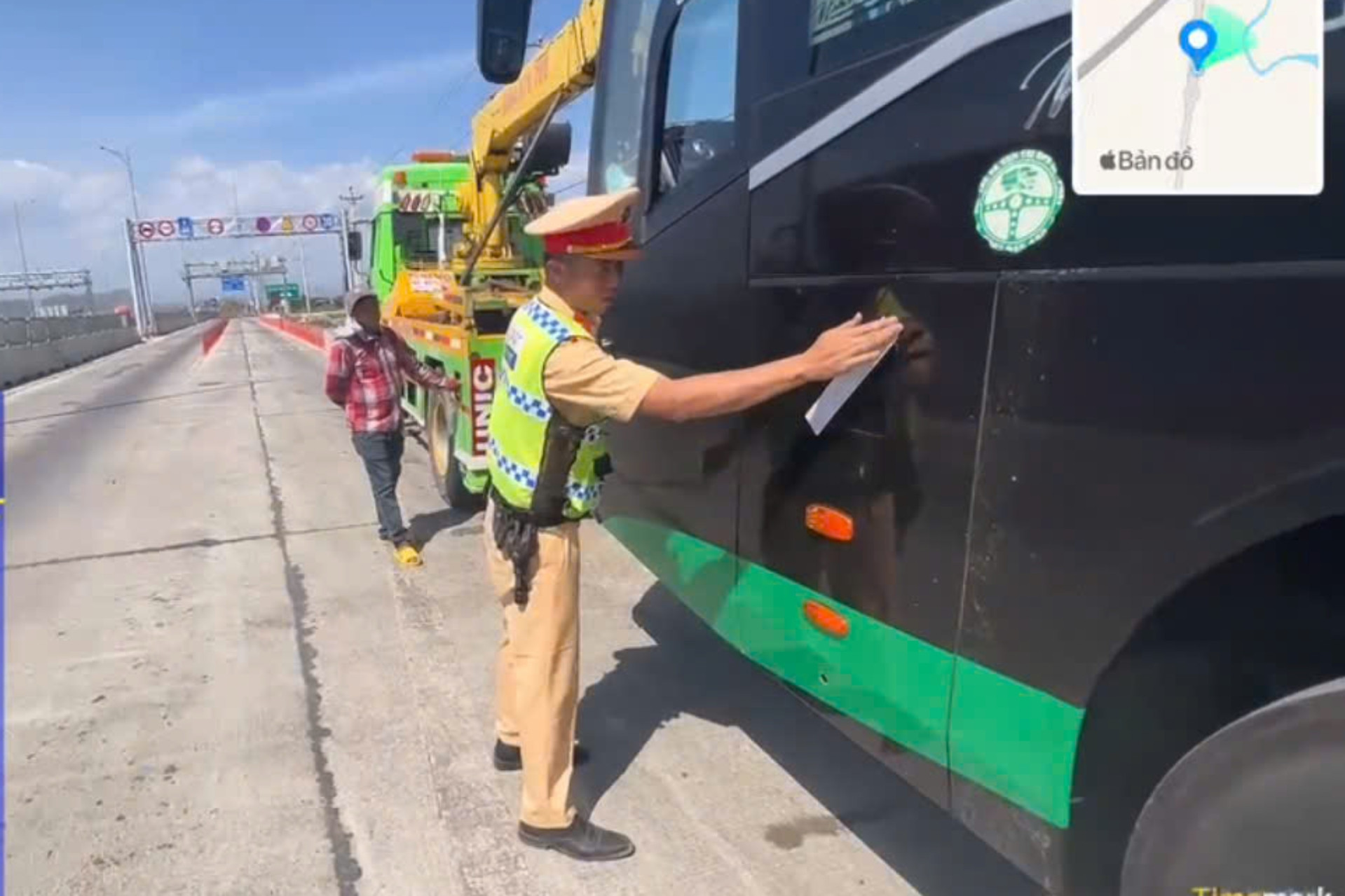 CSGT niêm phong xe khách trên cao tốc