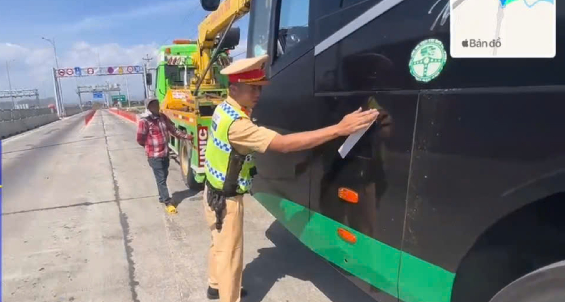 CSGT niêm phong xe khách trên cao tốc