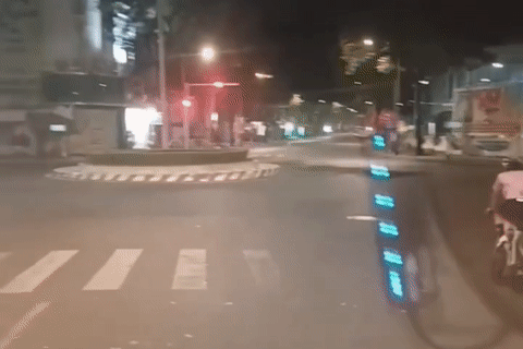 Đoàn xe đạp vượt đèn đỏ, chạy ngược chiều qua giao lộ ở TPHCM