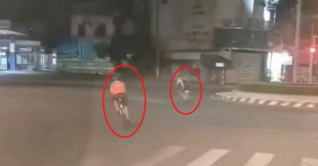 Đoàn xe đạp vượt đèn đỏ, chạy ngược chiều qua giao lộ ở TPHCM