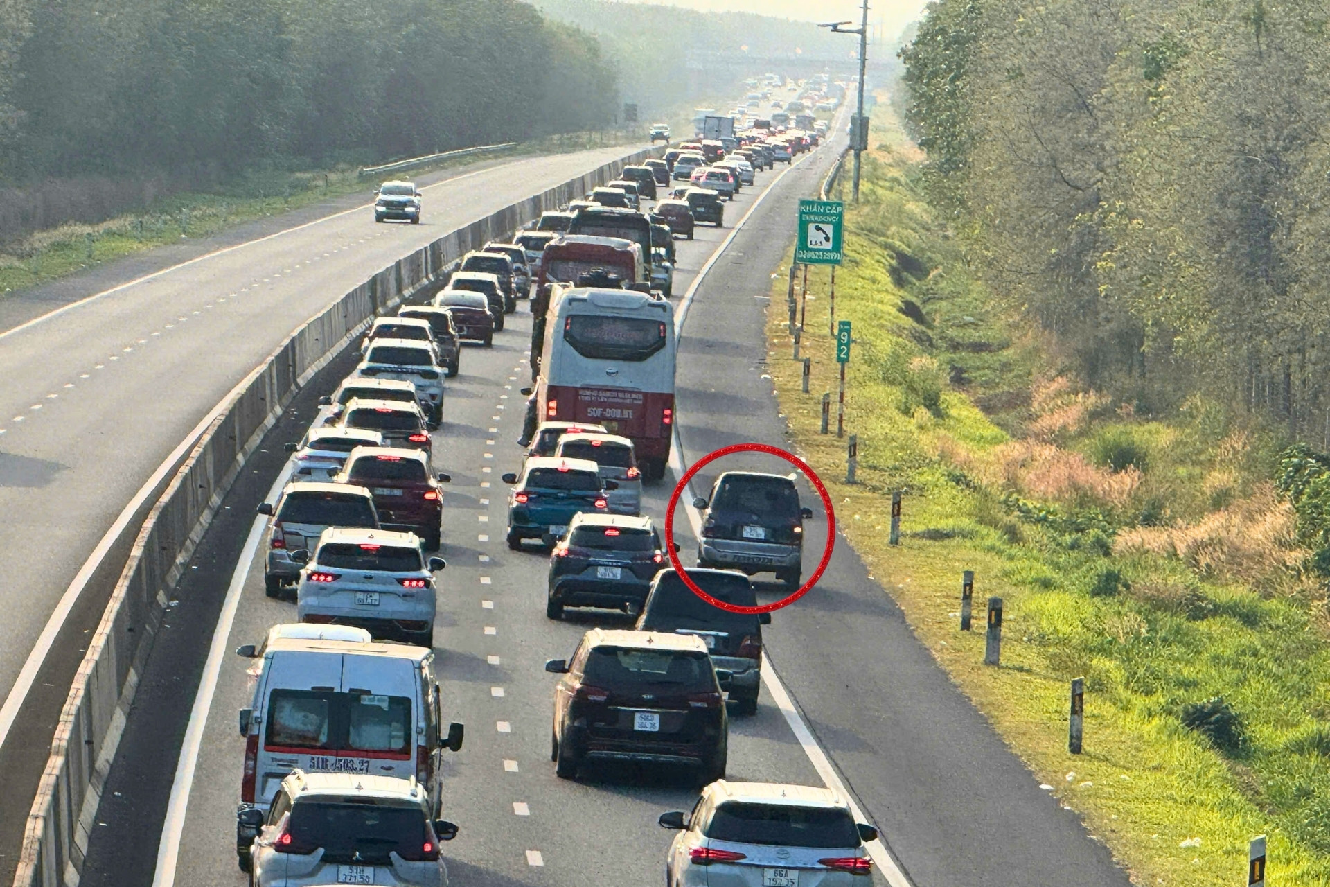 Dòng ô tô ùn ứ trên cao tốc về TPHCM, tài xế bất chấp chạy vào làn khẩn cấp