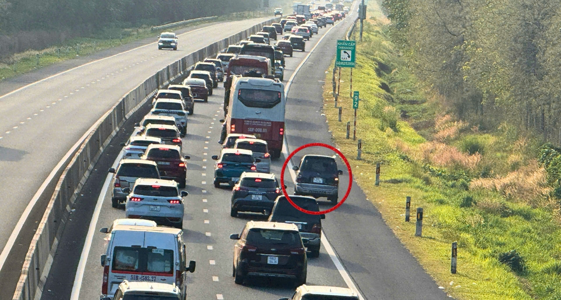 Dòng ô tô ùn ứ trên cao tốc về TPHCM, tài xế bất chấp chạy vào làn khẩn cấp