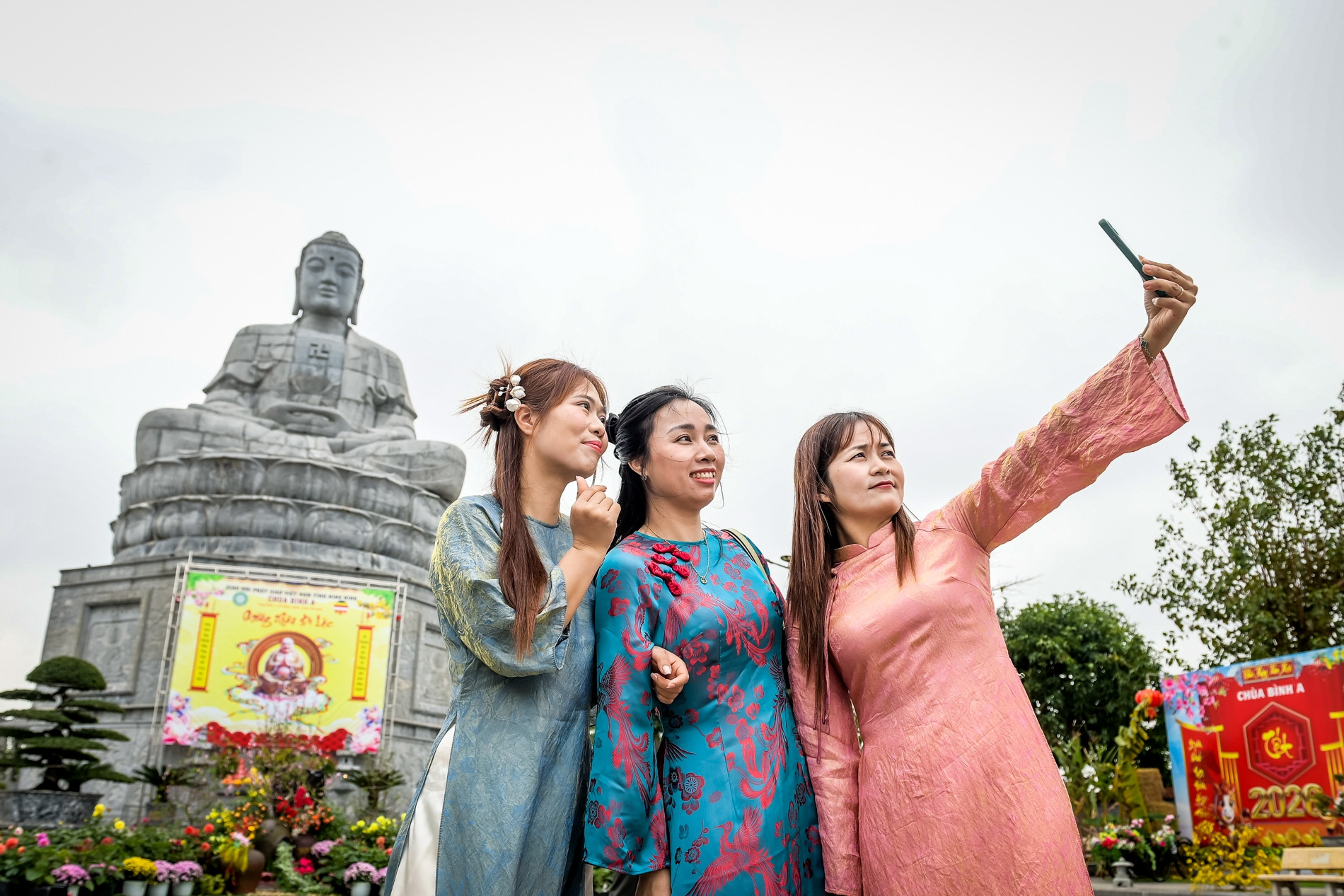 Biển người đổ bộ phố cổ Hội An, chờ mỏi chân mới có ảnh check-in Khách đổ về ngôi chùa ở Ninh Bình có tượng Phật bằng đá xanh lớn nhất Việt Nam